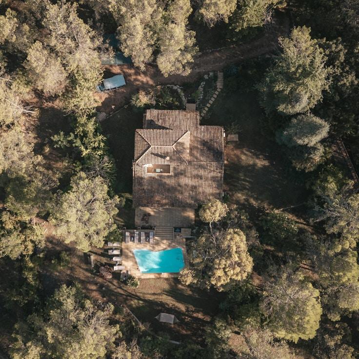 Family terraces and cafés for calm evenings in Brighton